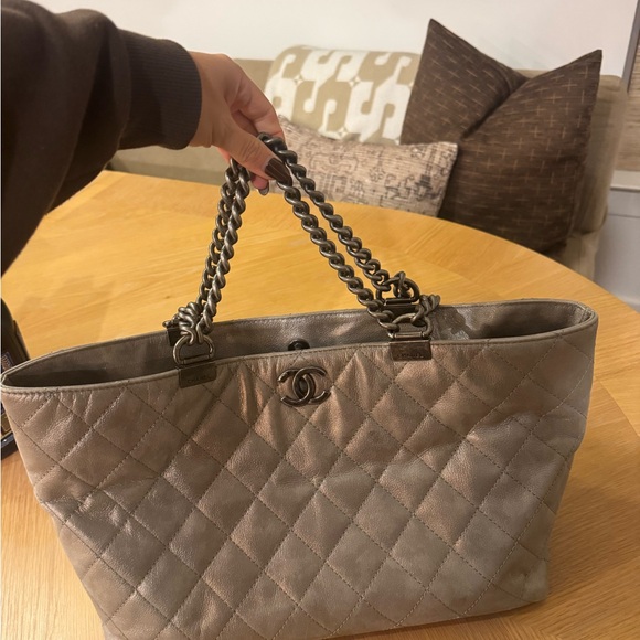 CHANEL Metallic Silver Quilted Tote - Picture 4 of 9